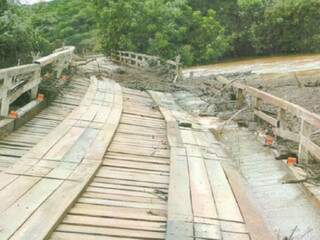 Pontes de madeira danificadas pelas chuvas serão trocadas por estrutura de concreto. (Foto: Divulgação)