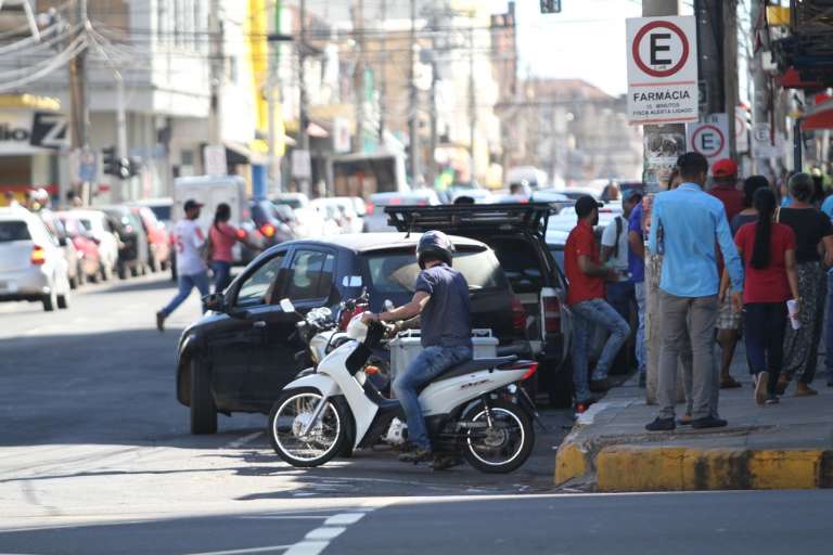Na rua 14 de Julho, Centro da Cidade, motociclista estacional em local proibido. (Foto: Saul Schramm)