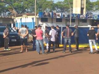 Policiais em frente ao 3º Batalhão da PM em Dourados (Foto: Direto das Ruas)
