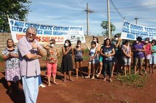 Grupo de moradores protesta contra mau cheiro e recebe apoio do vereador Zeca(PT). (Fotos:Marcos Ermínio)