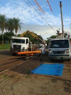 Poste danificado por acidente é substituído; rompimento de cabo deixou setores da prefeitura sem internet (Foto: Divulgação/A. Frota)
