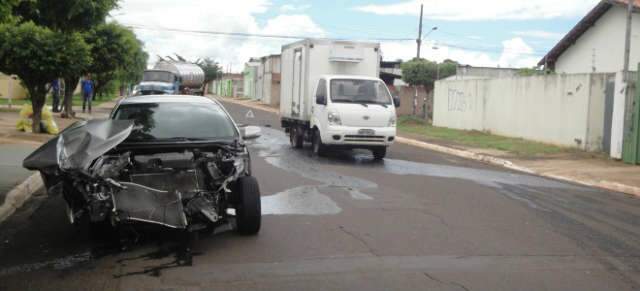 Condutor invade preferencial, bate e pista &eacute; fechada por vazamento de &oacute;leo