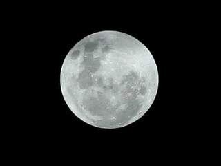Conforme especialista, lua está 14% maior e 30% mais brilhante nessa noite (Foto: Luis Andrade/Reprodução Facebook)