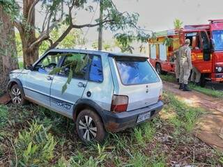 Carro só parou depois de bater em cerca e árvore (Foto: Henrique Kawaminami)