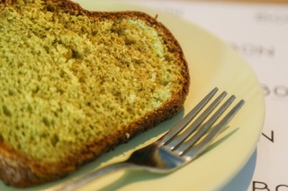 Bolo é um dos doces oferecidos no espaço, que ainda tem pavê de café e mousse de maracujá (Foto: Fernando Antunes)