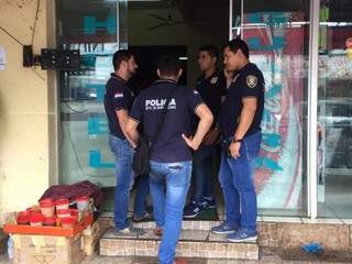 Policiais paraguaios na entrada de hotel onde nove foram presos hoje, em Pedro Juan Caballero (Foto: Porã News)