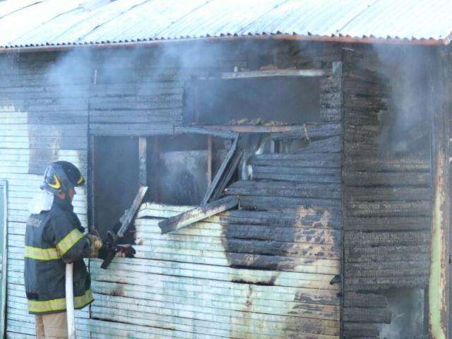 Jovem &eacute; preso um dia ap&oacute;s atear fogo em trailer com mulher dentro