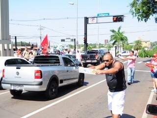 Apoiadores da campanha de Alcides Bernal fazem movimentação no cruzamento da Afonso Pena com a Calógeras.