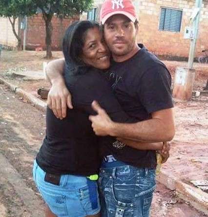 Durante festa, homem mata ex-mulher  a facadas por ci&uacute;mes de dan&ccedil;a