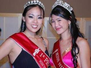 Maira e Haru Chiuji, na primeira edição do Miss Nikkey, em 2007.