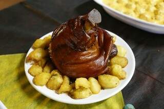 O eisben, joelho de porco defumado, é o prato mais tradicional da comemoração (Fotos: Gerson Walber)