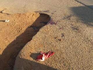 Marcas de sangue no local onde a vítima foi atingida. (Foto: Dourados News)