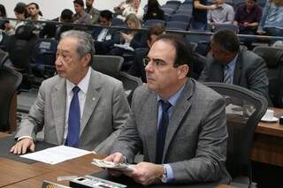 Deputados George Takimoto (MDB) ao lado de Felipe Orro (PSDB), autor do projeto (Foto: Victor Chileno/ALMS)