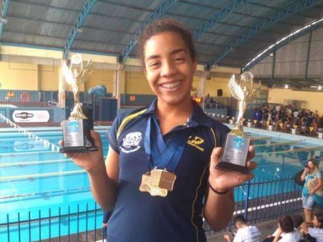 Nadadora de MS fatura 4 medalhas de ouro em Campeonato Estadual 