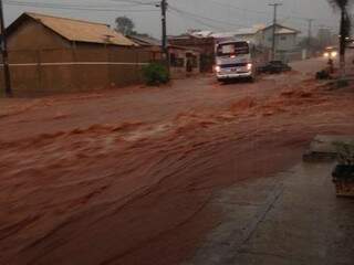 Foto enviada por leitor mostra como ruas do Nova Lima ficaram durante a chuva (Foto: Direto das Ruas)