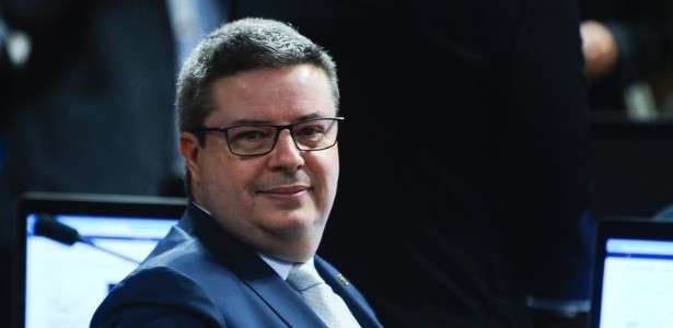 Relator apresenta parecer favor&aacute;vel ao processo de impeachment de Dilma