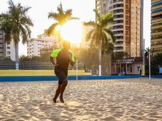 De corrida, a partida de vôlei, areia é opção forte para quem quer perder peso e ganhar condicionamento. (Foto: Fernando Antunes)