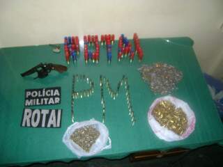 Munições e arma apreendida pela PM em Brasilândia. (Foto: Divulgação)