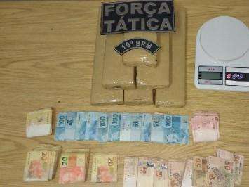 Homem preso com coca&iacute;na, maconha e R$ 19 mil tenta subornar policiais 