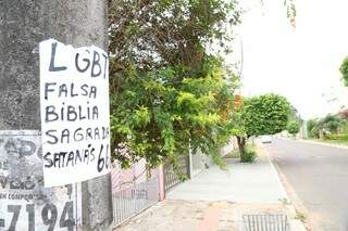 O cartaz foi colado na Rua Dona Florencia, na Vila Ieda (Foto: Fernando Antunes)