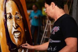 Artista Tom Barbosa pintou uma das homenageadas durante o evento. (Foto: Mariana Arndt)