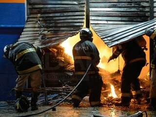 Corpo de Bombeiros combate incêndio em depósito de supermercado (Foto: Anderson Gallo / Diário Online)