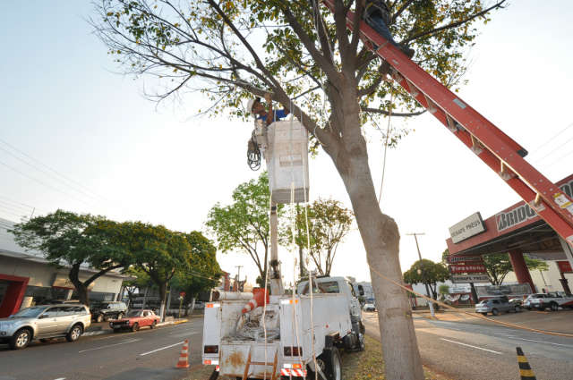  Em Dourados, ilumina&ccedil;&atilde;o de Natal j&aacute; come&ccedil;ou a ser instalada nas ruas -