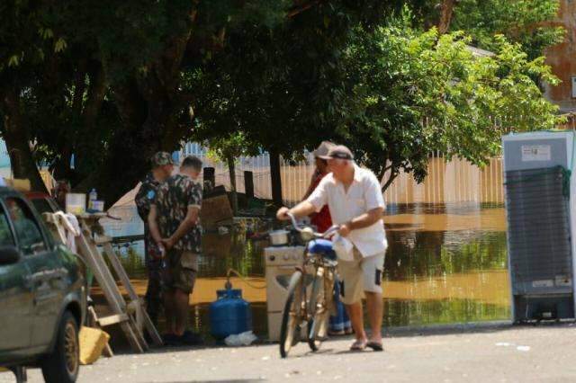 O drama das v&iacute;timas da enchente, que esperam rio baixar para recome&ccedil;ar
