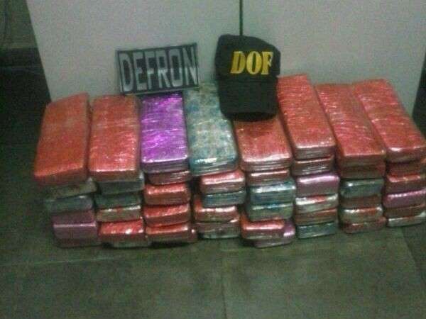 Traficantes abandonam 48 tabletes de maconha na BR-163