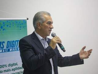 Governador Reinaldo Azambuja (PSDB) discursa durante posse na Junta Comercial. (Foto: Paulo Francis).