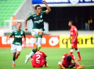 Seguido por Allione, inspirado, Robinho festeja o segundo gol (Foto: LANCE!Press)