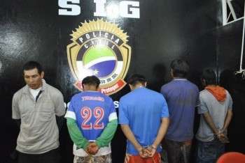 Pol&iacute;cia suspeita que oito homens estupraram e mataram menina