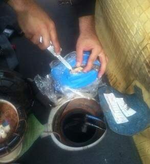 Tabletes de pasta-base de cocaína estavam no tanque de combustível do Gol (Foto: Divulgação/DOF)