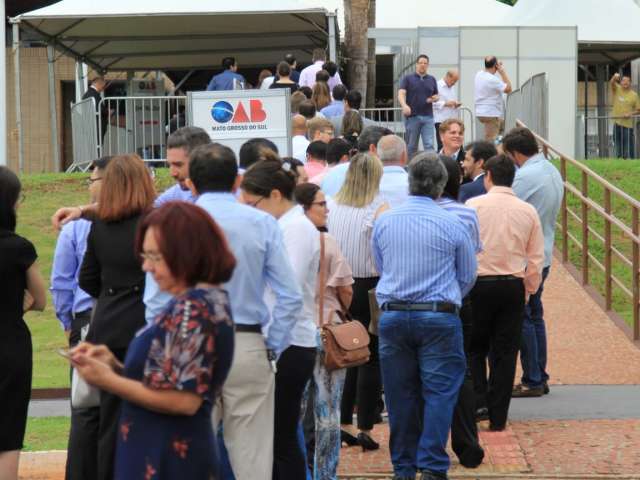 Advogados fazem fila para votar na elei&ccedil;&atilde;o da OAB, que vai at&eacute; 17h