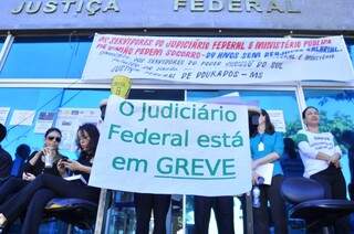 Servidores da Justiça Federal em Dourados; greve paralisa 100% dos serviços hoje e amanhã (Foto: Eliel Oliveira)