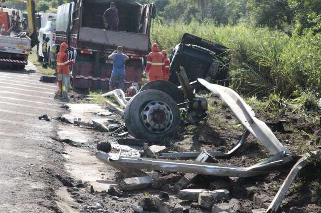Carreta fica completamente destru&iacute;da ao colidir em guard rail na BR-163