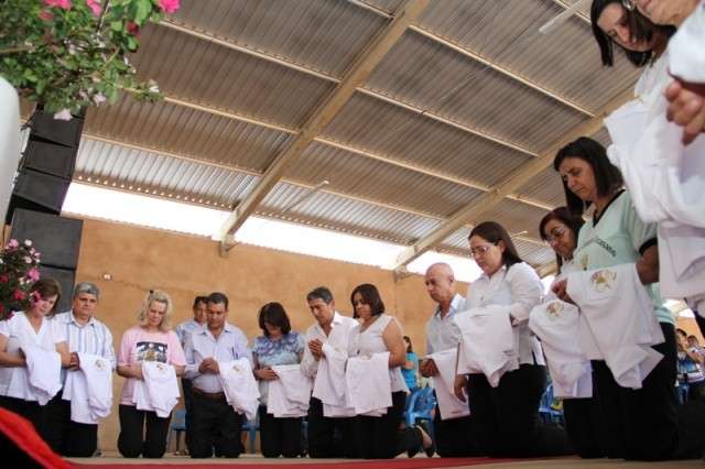 14 membros da comunidade são instituídos ministros da eucaristia (Foto: Marcos Ermínio)