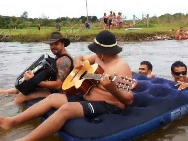 Dupla grava clipe com colch&atilde;o infl&aacute;vel  e a ajuda de amigos no c&oacute;rrego Mantena