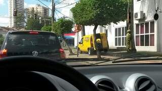 O veículo estava estacionado sobre o passeio ao lado de placa de proibido estacionar. (Foto : Repórter News)