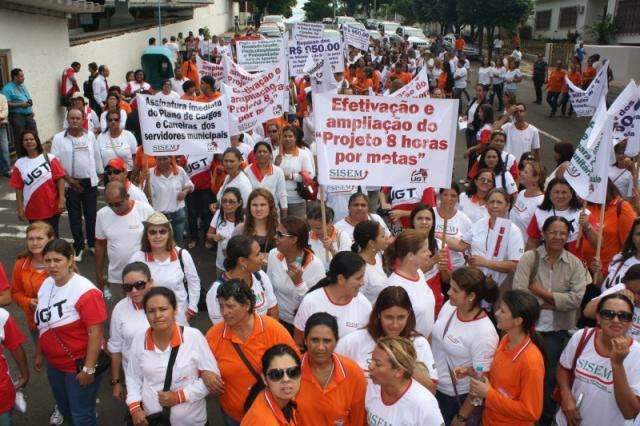 Em briga com Bernal, agentes de sa&uacute;de fazem assembleia na quarta