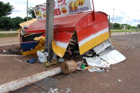  Parati destruiu trailer na Afonso Pena antes de colidir contra poste