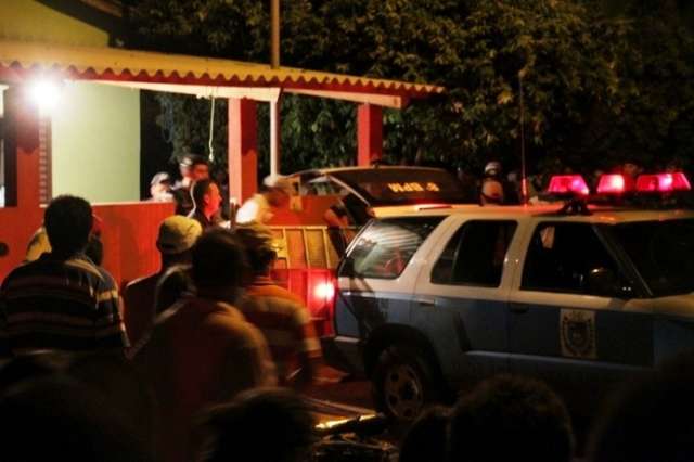 Homem p&otilde;e fogo em moto e mant&eacute;m filha de 3 anos ref&eacute;m na casa da ex