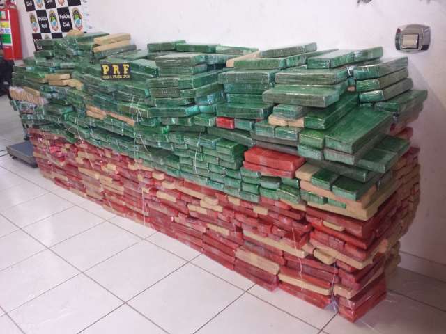PRF apreende mais de 1 tonelada de maconha e coca&iacute;na em Amarok