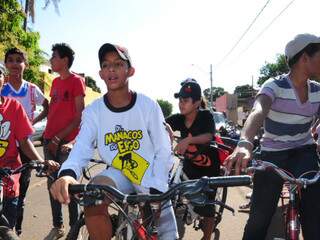 De bicicicleta, ao som de rap, amigos se despedem de adolescente morto De bicicicleta, ao som de rap, amigos se despedem de adolescente morto