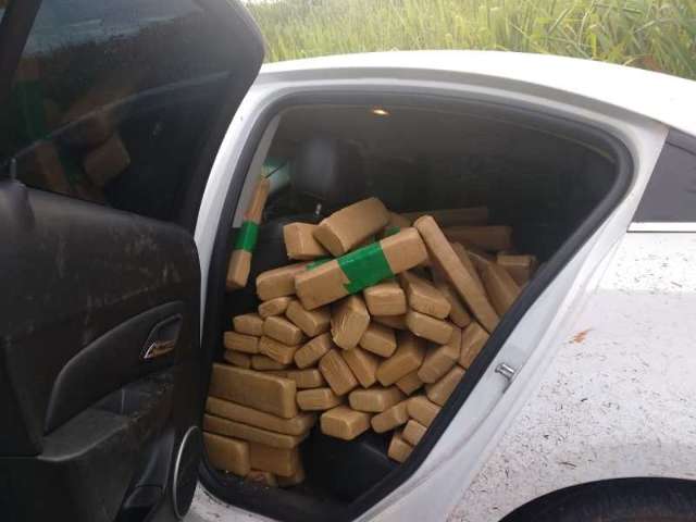 Jovem &eacute; preso com 577 quilos de maconha em carro roubado no DF 