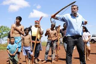 O deputado federal Paulo Pimenta com índios da aldeia Panambi-Lagoa Rica, no ano passado (Foto: Eliel Oliveira)
