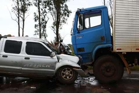 Morre mulher ferida em colisão frontal de caminhonete e caminhão
