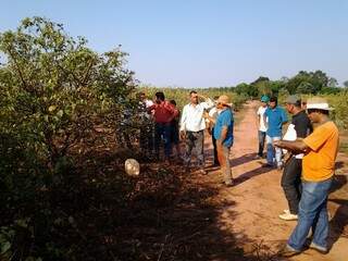 Agricultores familiares de Itaquiraí conhecem produção de urucum em Ivinhema (Foto: Edson Freitas/Divulgação)