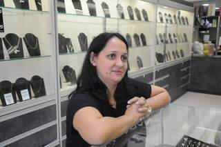 A gerente Eva Pereira, no balcão de uma loja de joias, no centro. &quot;Não aguento mais transformador estourando&quot;. (Foto: Paulo Francis)