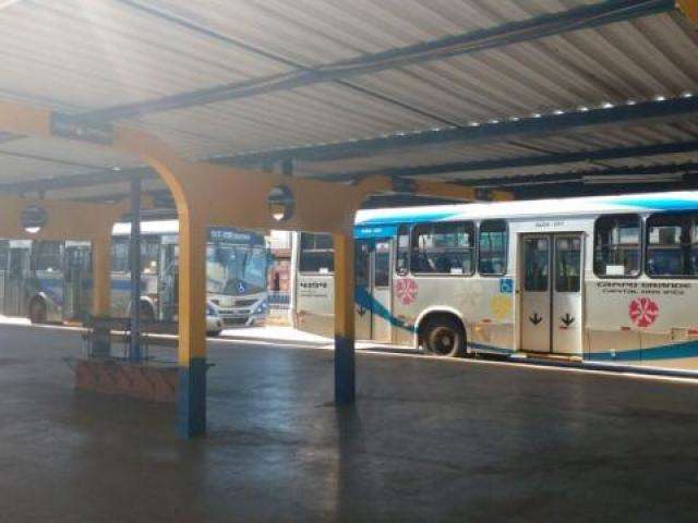 Com frota menor, &ocirc;nibus voltam a circular e terminais s&atilde;o reabertos